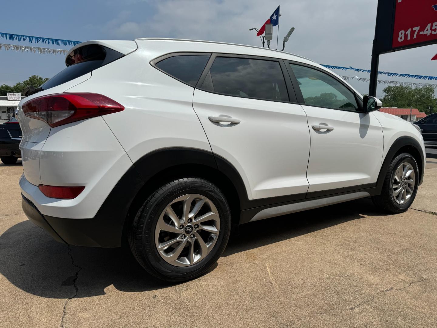 2018 WHITE HYUNDAI TUCSON BASE; SPORT; (KM8J33A40JU) , located at 5900 E. Lancaster Ave., Fort Worth, TX, 76112, (817) 457-5456, 0.000000, 0.000000 - Photo#4